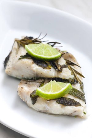 Téléchargez les photos : Filet de poisson blanc cuit avec des herbes - en image libre de droit