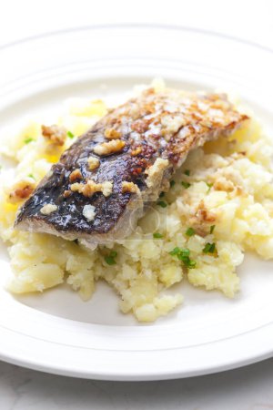 Téléchargez les photos : Grilled carp with garlic served with mashed potatoes - en image libre de droit