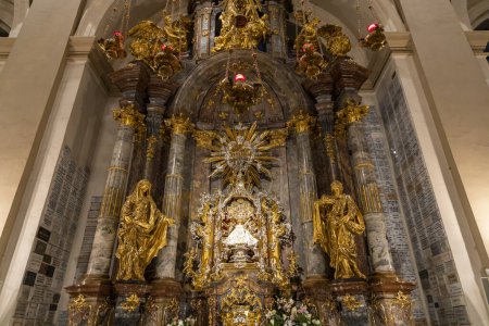 Téléchargez les photos : L'Enfant Jésus de Prague dans l'église Notre-Dame Victorieuse, Prague, République Tchèque - en image libre de droit