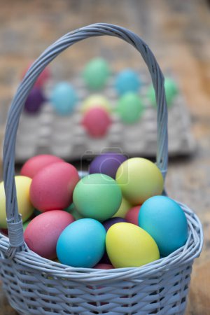 Foto de Bodegón de Pascua con huevos de colores - Imagen libre de derechos