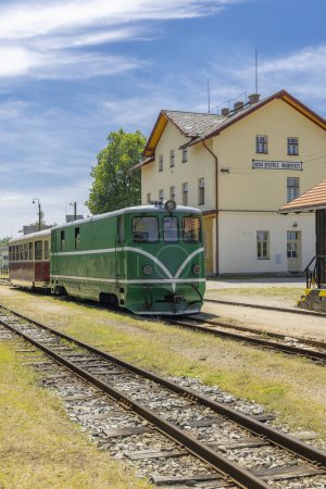 Foto de Tren de vía estrecha Jindrichuv Hradec a Nova Bystrice, estación Nova Bystrice, República Checa - Imagen libre de derechos