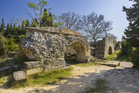 Téléchargez les photos : Barbegal aqueduct (Aqueduc Romain de Barbegal) near Arles, Fontvieille, Provence, France - en image libre de droit