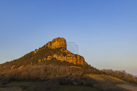 Foto de Roca de Solutre con viñedos, Borgoña, Solutre-Pouilly, Francia - Imagen libre de derechos