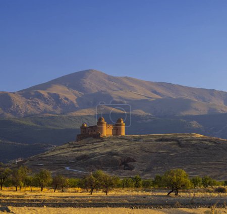Téléchargez les photos : Château de La Calahorra avec Sierra Nevada, Andalousie, Espagne - en image libre de droit