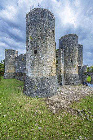 Téléchargez les photos : Château de Villandraut (Château de Villandraut) Département Gironde, Aquitaine, France - en image libre de droit