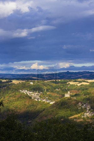Foto de Castillo y pueblo en Najac, Aveyron, Sur de Francia - Imagen libre de derechos