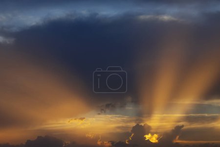 Téléchargez les photos : Beau ciel avec nuage avant le coucher du soleil - en image libre de droit