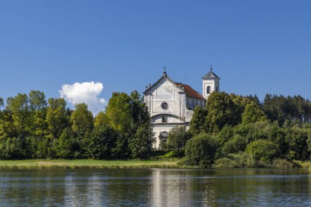 Foto de Iglesia de la Santísima Trinidad, Klaster cerca de Nova Bystrice, Bohemia del Sur, República Checa - Imagen libre de derechos