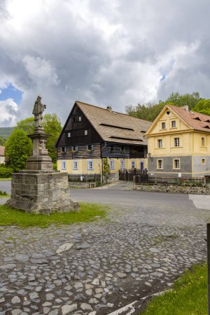 Téléchargez les photos : Maison à colombages, architecture folklorique à Zubrnice, Bohême du Nord, République tchèque - en image libre de droit