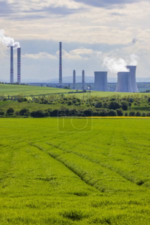 Téléchargez les photos : Paysage printanier frais avec centrale électrique près de Most, Bohême du Nord, République tchèque - en image libre de droit