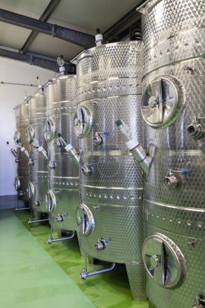 Téléchargez les photos : Cave à vin moderne avec réservoir en acier inoxydable, Moravie du Sud, République tchèque - en image libre de droit