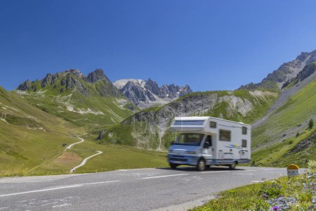 Téléchargez les photos : Vanlife, Route des Grandes Alpes près du Col du Galibier, Hautes-Alpes, France - en image libre de droit