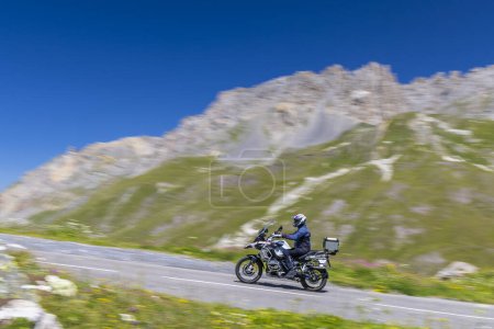 Foto de Moto en ruta des Grandes Alpes cerca de Col du Galibier, Hautes-Alpes, Francia - Imagen libre de derechos