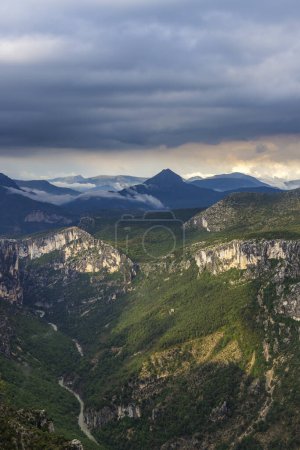 Foto de Mountain landscape width Canyon of Verdon River (Verdon Gorge) in Provence, France - Imagen libre de derechos