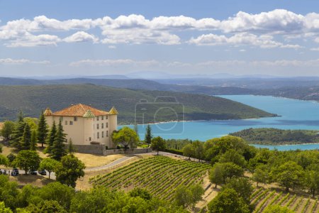 Foto de Típica ciudad provenzal Aiguines con Lac de Sainte-Croix, Parque Natural del Verdon, Alpes-de-Haute-Provence, Provenza, Francia - Imagen libre de derechos