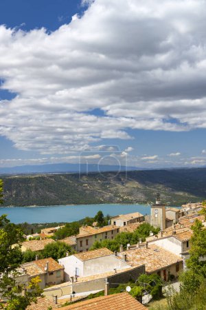 Foto de Típica ciudad provenzal Aiguines con Lac de Sainte-Croix, Parque Natural del Verdon, Alpes-de-Haute-Provence, Provenza, Francia - Imagen libre de derechos