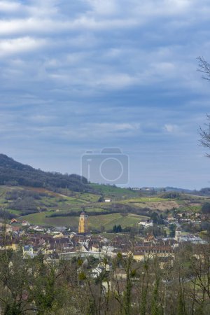 Téléchargez les photos : Vignobles avec ville d'Arbois, département du Jura, Franche-Comte, France - en image libre de droit