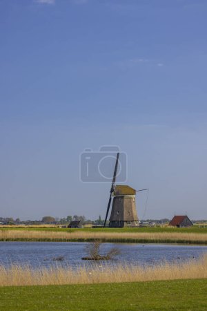 Antiguo molino de viento cerca de Alkmaar, Países Bajos