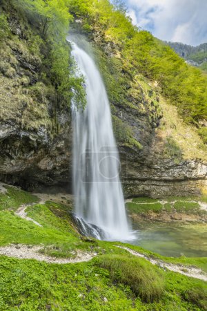Téléchargez les photos : Cascade de Goriuda (Fontanon di Goriuda), Valle Raccolana, Frioul-Vénétie Julienne, Italie - en image libre de droit