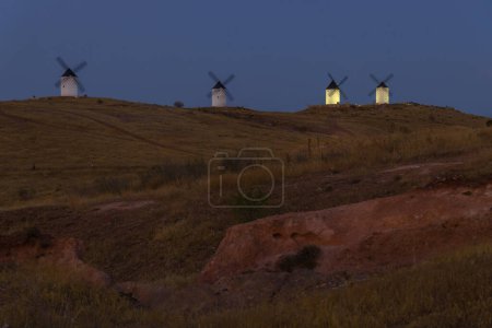 Téléchargez les photos : Moulins à vent près de Alcazar de San Juan, Toledo, Castilla La Mancha, Espagne - en image libre de droit