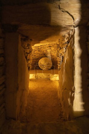 Interior de dolmen de El Romeral, sitio UNESCO, Antequera, España