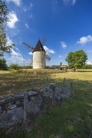 Téléchargez les photos : Moulin à vent Vensac, département de la Gironde, Nouvelle-Aquitaine, France - en image libre de droit