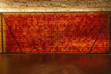 Téléchargez les photos : Nombreuses bouteilles en cave à vin comme fond, Château Monbazillac, Aquitaine, France - en image libre de droit