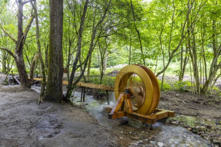 Téléchargez les photos : Parc national Muranska Planina, ruisseau avec une roue de moulin à eau, Slovaquie - en image libre de droit