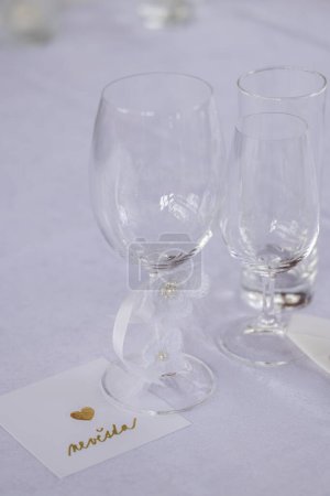Téléchargez les photos : Table de mariage avec détails de verres, couverts et enseignes avec badges en tchèque - en image libre de droit