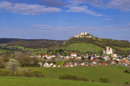 Téléchargez les photos : Falkenstein ruines et ville avec vignoble, Basse-Autriche, Autriche - en image libre de droit