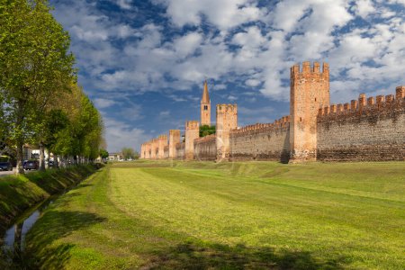 Foto de Antiguas murallas de Montagnana, provincia de Padova, Véneto, Italia - Imagen libre de derechos