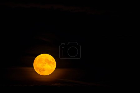 Téléchargez les photos : Superlune, pleine lune qui coïncide presque avec le périgée, le plus proche que la Lune vient à la Terre dans son orbite elliptique. - en image libre de droit