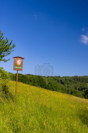 Typische Frühlingslandschaft in den Weißen Karpaten bei Stary Hrozenkov, Südmähren, Tschechien