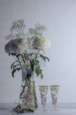 Téléchargez les photos : Bouquet de chrysanthèmes blancs et gypsophila paniculata - en image libre de droit
