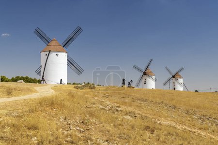 Foto de Molinos de viento cerca de Mota del Cuervo, Toledo, Castilla La Mancha, España - Imagen libre de derechos