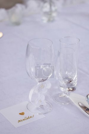 Foto de Mesa de boda con detalle de vasos, cubiertos y letreros con etiquetas con nombre en el idioma checo - Imagen libre de derechos