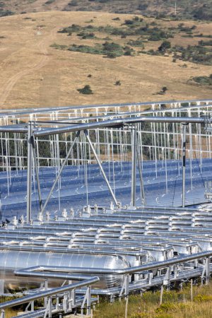 Téléchargez les photos : Centrale solaire de concentration thermodynamique de type Fresnel à Llo, France - en image libre de droit