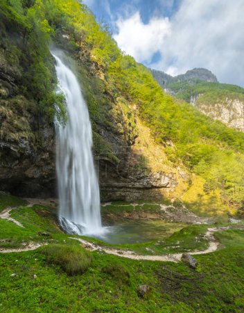 Foto de Cascada de Goriuda (Fontanon di Goriuda), Valle Raccolana, Friuli Venezia Giulia, Italia - Imagen libre de derechos