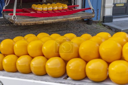 Téléchargez les photos : Détail des fromages Edam, marché aux fromages de ville, Edam, Hollande-Septentrionale, Pays-Bas - en image libre de droit