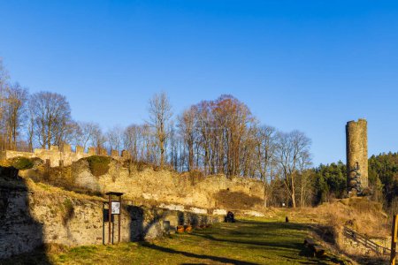 Foto de Ruinas de castillos inferiores y superiores, Podhradi cerca de As, Bohemia Occidental, República Checa - Imagen libre de derechos