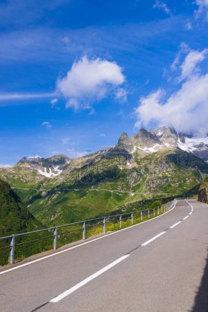 Foto de Paisaje cerca de Sustenpass con carretera alpina alta, Innertkirchen - Gadmen, Suiza - Imagen libre de derechos