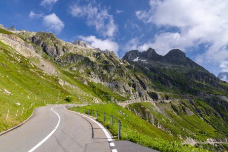 Foto de Paisaje cerca de Sustenpass con carretera alpina alta, Innertkirchen - Gadmen, Suiza - Imagen libre de derechos
