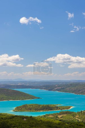 Foto de Típica ciudad provenzal de Aiguines con Lac de Sainte-Croix, Parque Natural del Verdon, Alpes-de-Haute-Provence - Imagen libre de derechos