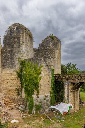 Ruinen des Schlosses Gencay (Du Guesclin), Departement Vienne