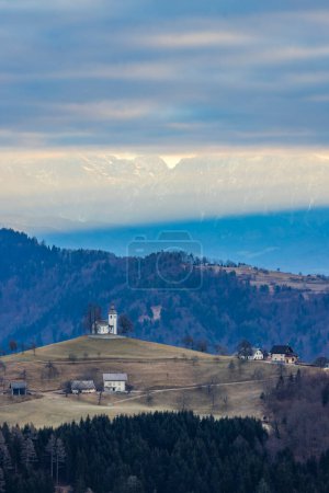 Foto de Hermosa vista del paisaje cerca de Skofja Loka, Eslovenia - Imagen libre de derechos