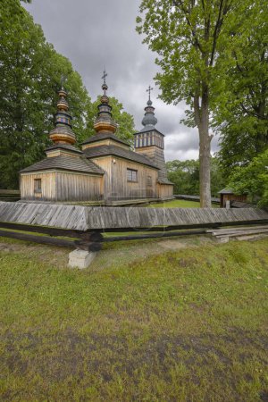 Foto de Vista de la iglesia de San Miguel Arcángel, Swiatkowa Mala, Polonia - Imagen libre de derechos