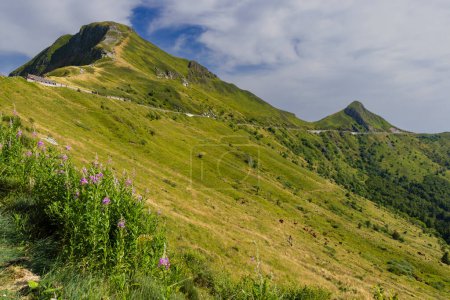 Foto de Puy Mary (1783 m) con carretera, Cantal, Auvernia-Ródano-Alpes - Imagen libre de derechos