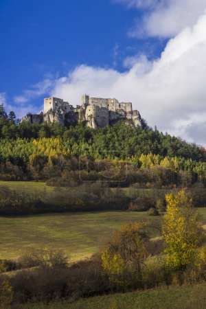 Blick auf die Burg Lietava (Lietavsky hrad), Region Zilina, Slowakei