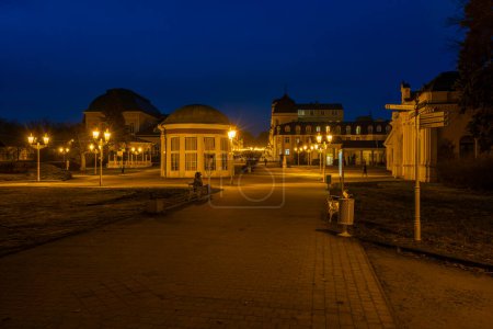 Téléchargez les photos : Frantiskovy lazne ville thermale en soirée, site du patrimoine mondial de l'UNESCO, Bohême occidentale, République tchèque - en image libre de droit