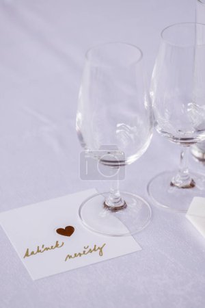 Téléchargez les photos : Table de mariage avec détails de verres, couverts et enseignes avec badges en tchèque - en image libre de droit